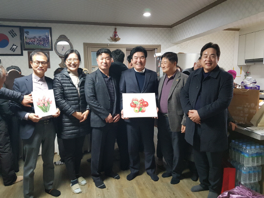 원유철 평택시민회장이 5일 그림 감사패를 받은 뒤, 기념촬영을 하고 있다.<원유철 회장 제공>